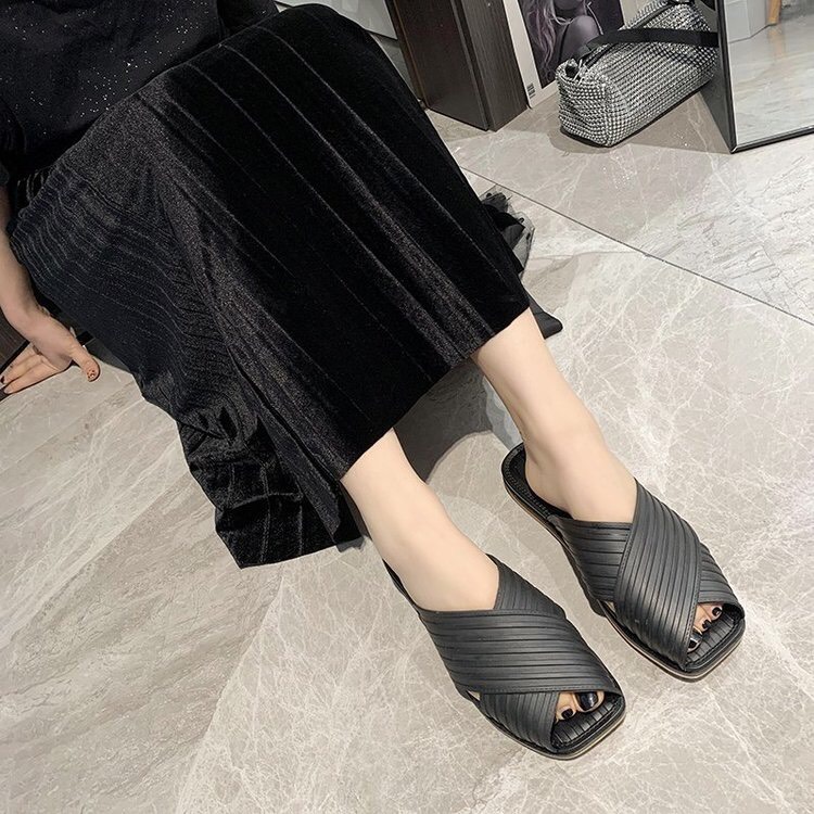 Giày sục hở mũi quai chéo