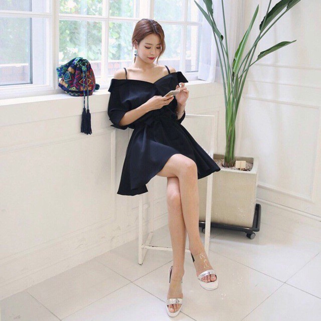 Đầm đen xoè cổ bẻ 2 dây
