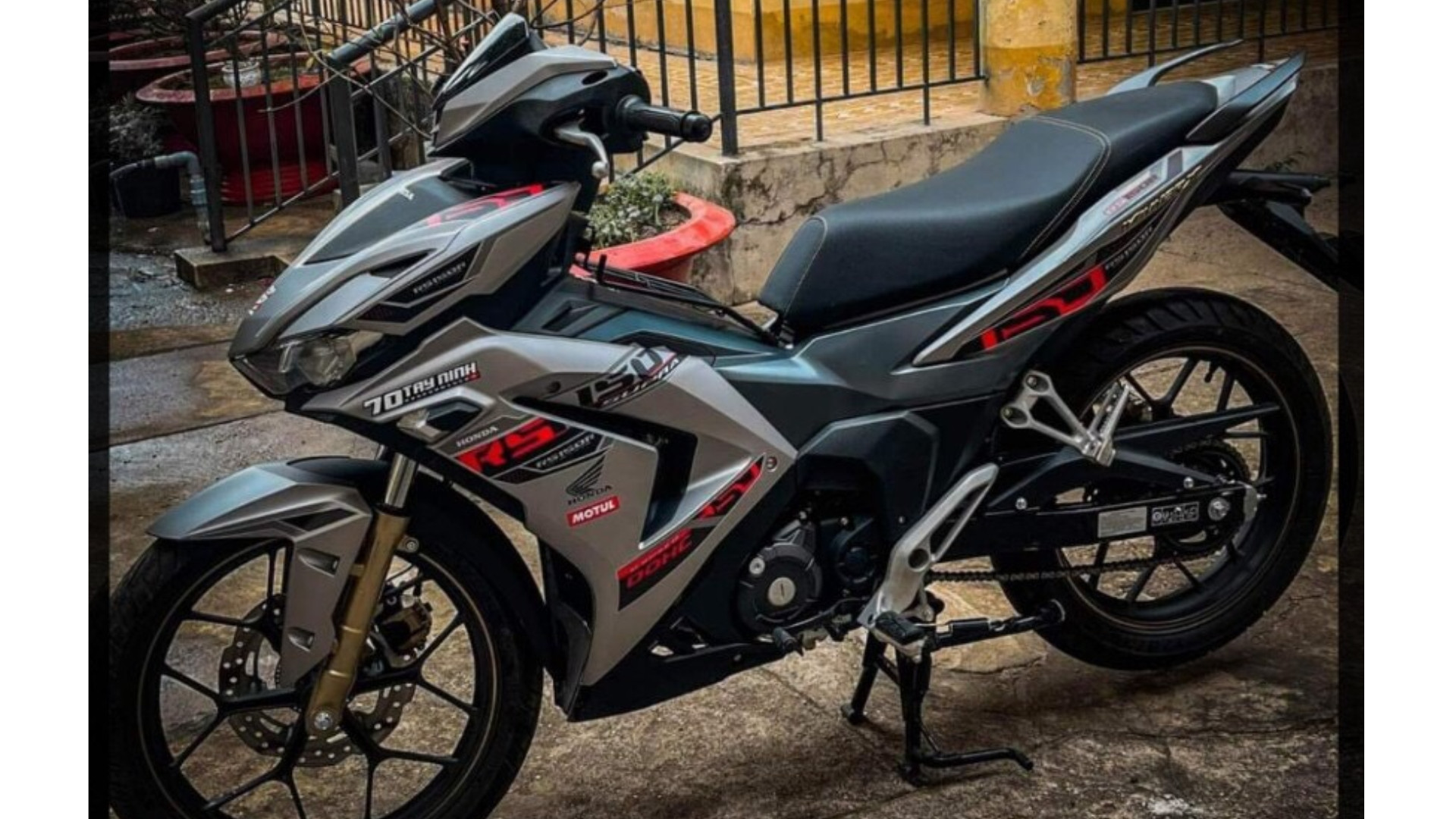 Tem winner x v3 rs bạc đen đỏ