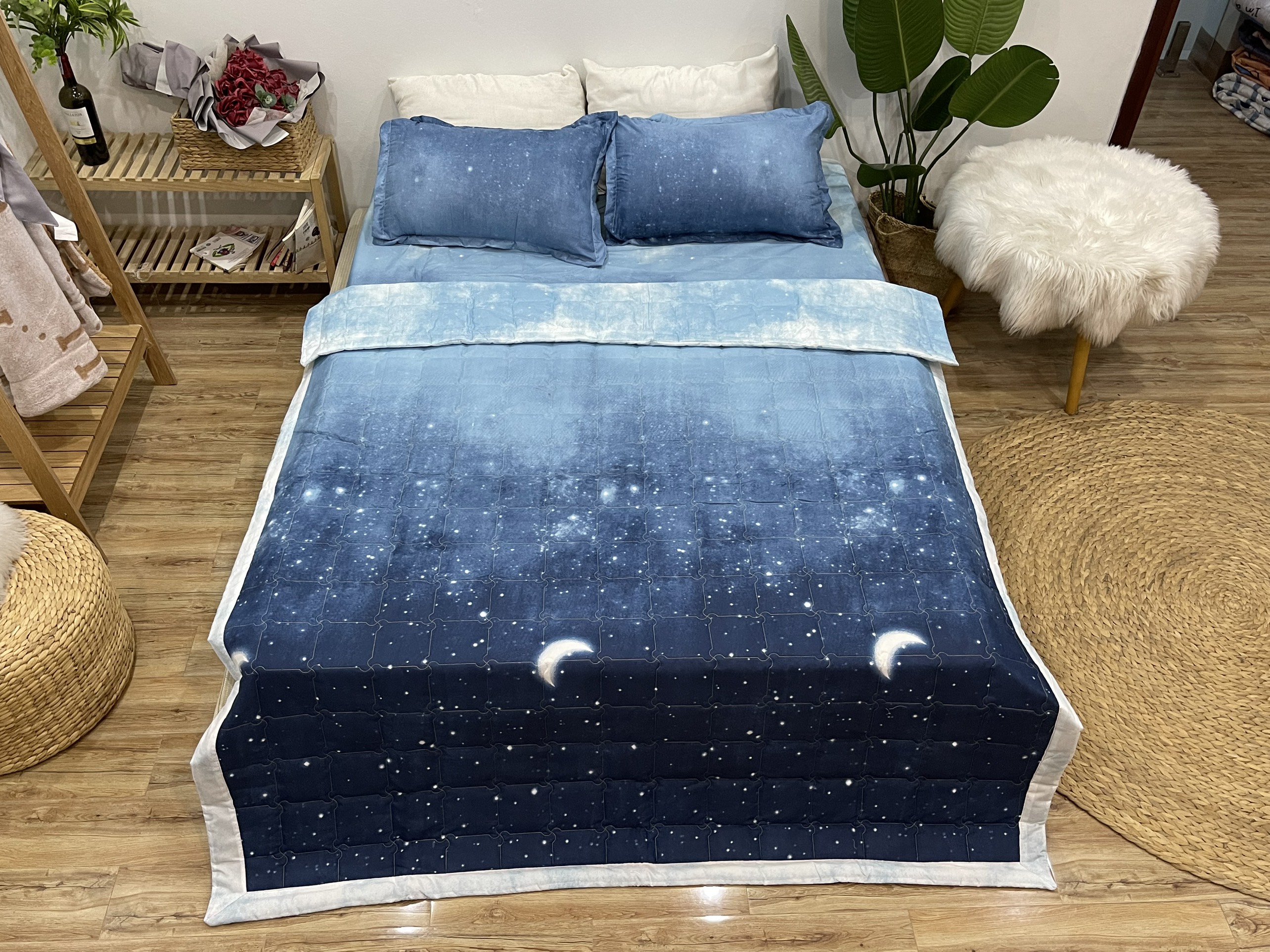 Bộ Chăn Hè 5 Món Mẫu Bầu Trời Trăng Sao CHM53 ( Gồm 1 ga bo chun, 2 vỏ gối nằm, 1 vỏ ôm, 1 chăn hè )