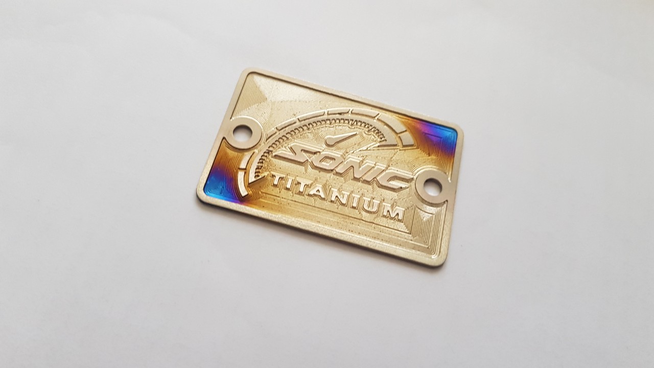 MIẾNG TEN TITAN DÁN NẮP BÌNH DẦU XE HONDA SONIC