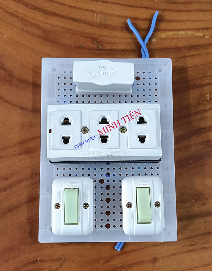 Bảng điện, taplo bắt sẵn gồm cầu chì, ổ cắm 2, 3 lỗ, cb , 1 công tắc, 2 công tắc, 3 công tắc.