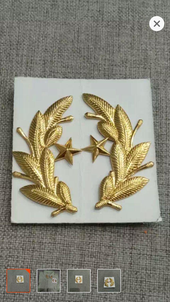 Cành tùng cài áo vest