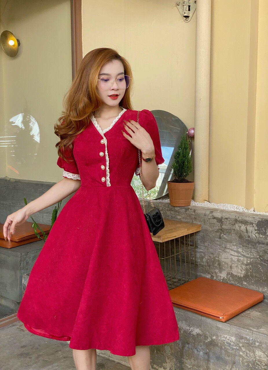 Đầm vân viền ren trắng đính nút ngọc trai