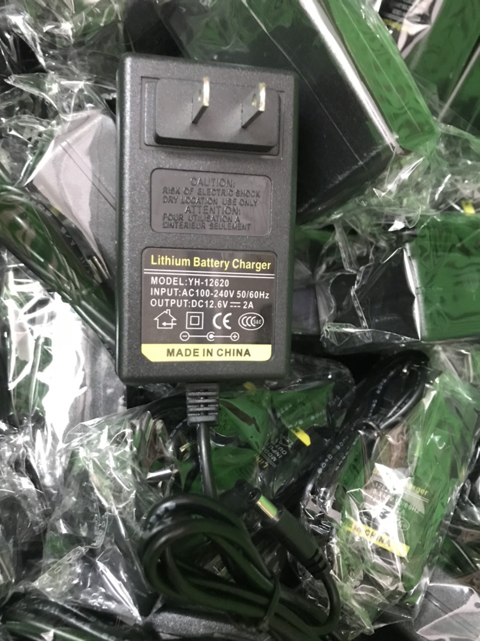 Sạc Lion 3S 12.6V 2A TV ( có đèn báo đầy ) ( Bl64 46 )