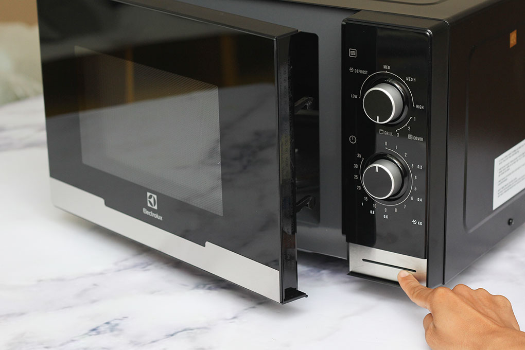 [HCM]Lò vi sóng Electrolux EMM2318X 23 lít