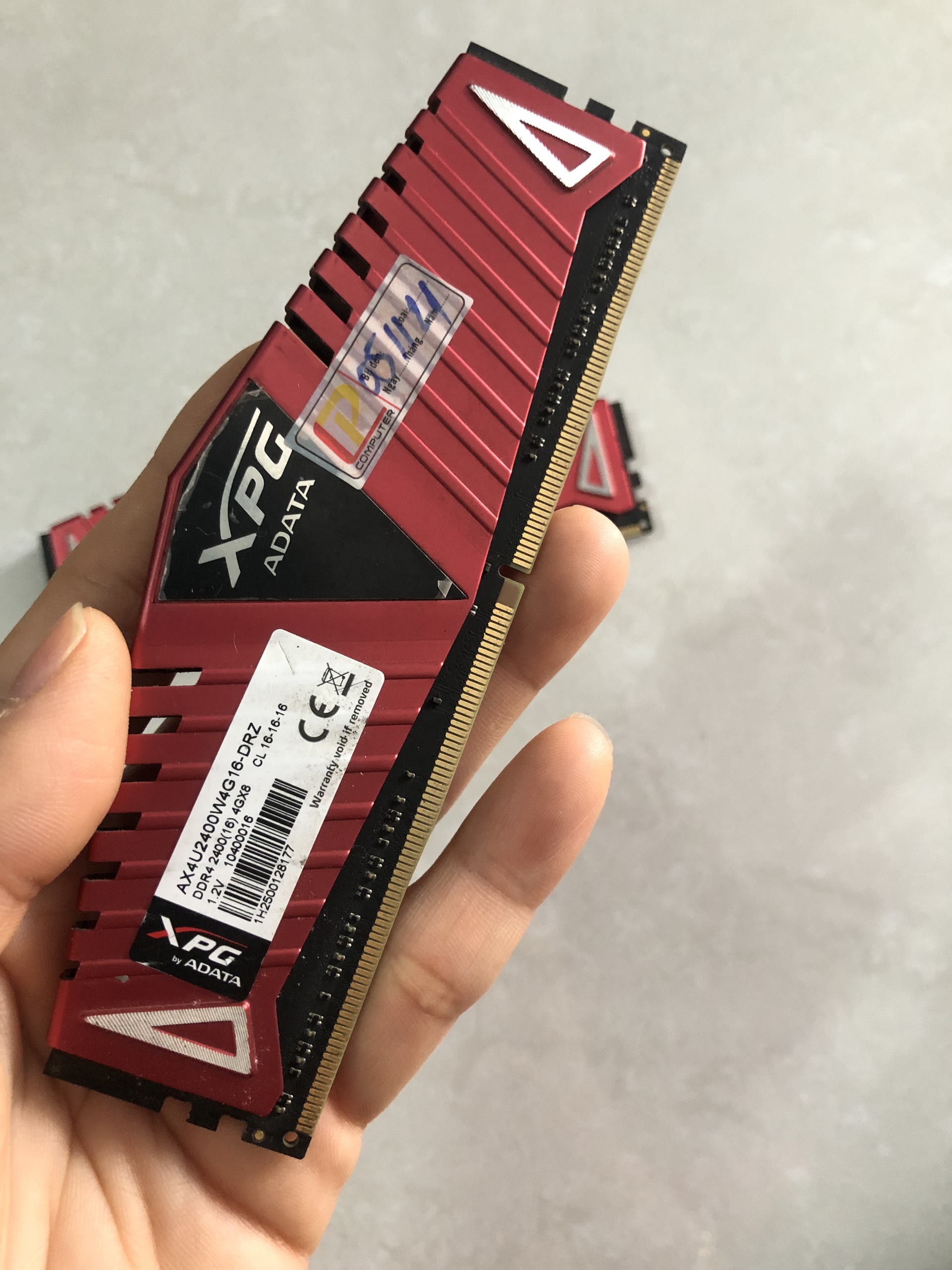 Ram 4G DDR4 2400 ADATA có tản nhiệt xịn xò.