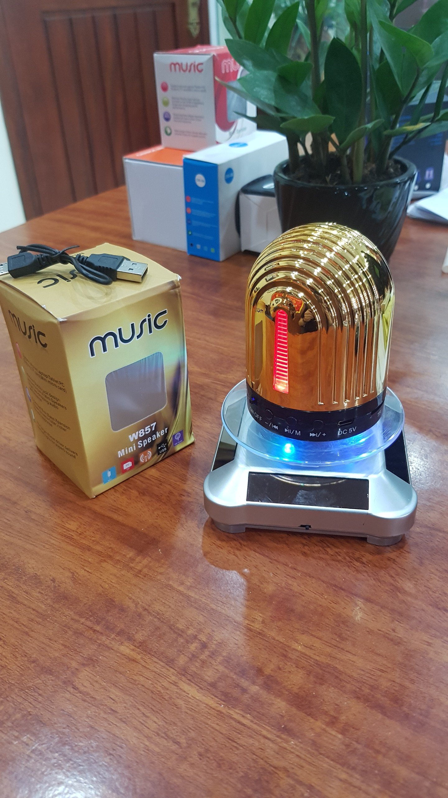 Loa bluetooth mini W857 - LED đổi màu theo nhạc