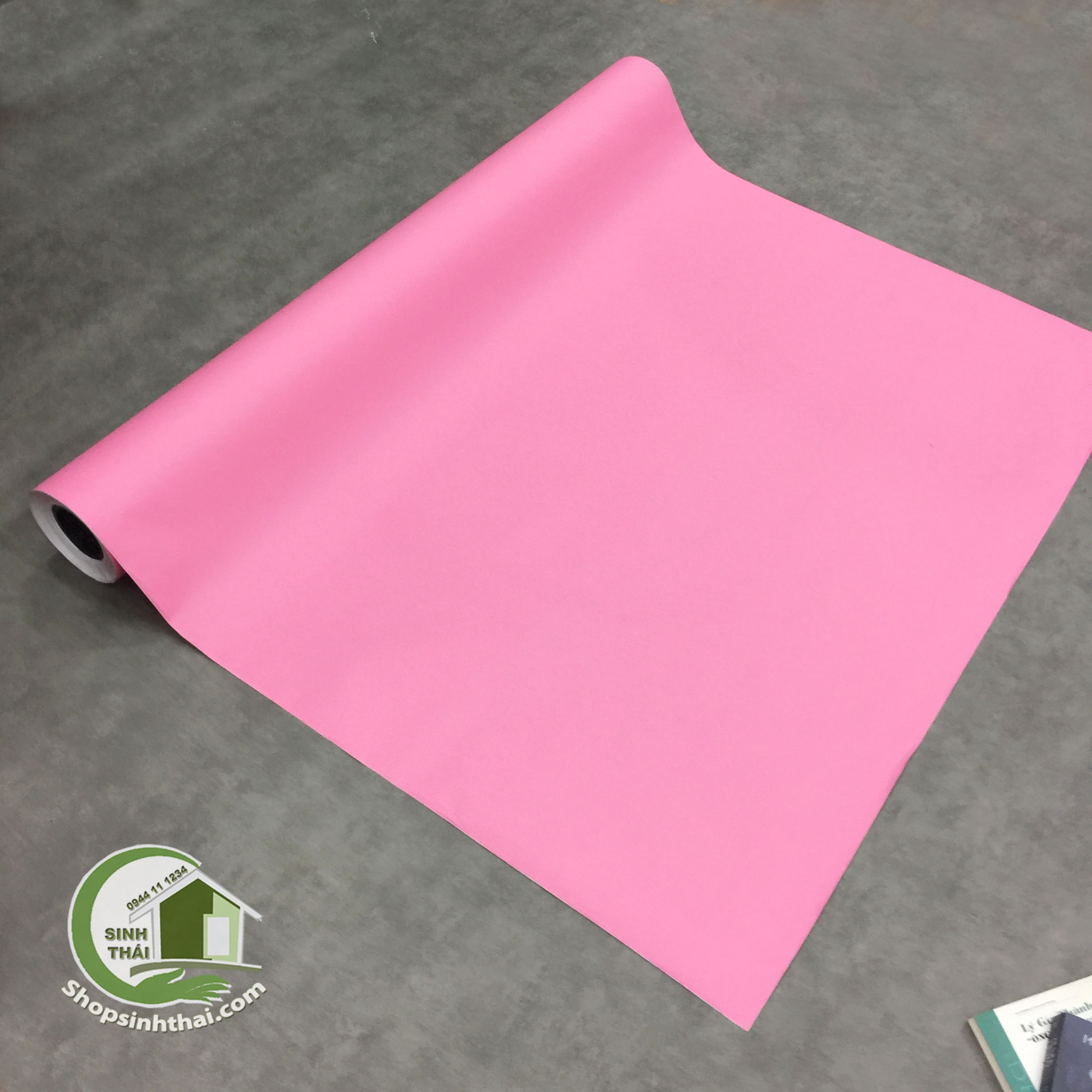 Phông nền giấy dán tường màu hồng: Với xu hướng thiết kế nội thất hiện nay, màu hồng được xem là một sắc thái rất thú vị. Cùng với đó, phông nền giấy dán tường màu hồng là lựa chọn tối ưu cho các không gian sống, làm việc hoặc giải trí. Với chất liệu giấy cao cấp, độ bền và chống thấm tốt, sản phẩm sẽ giúp cho ngôi nhà bạn trở nên đa sắc và hút mắt hơn. Hãy khám phá phông nền giấy dán tường màu hồng để mang đến một diện mạo mới mẻ cho ngôi nhà của bạn.