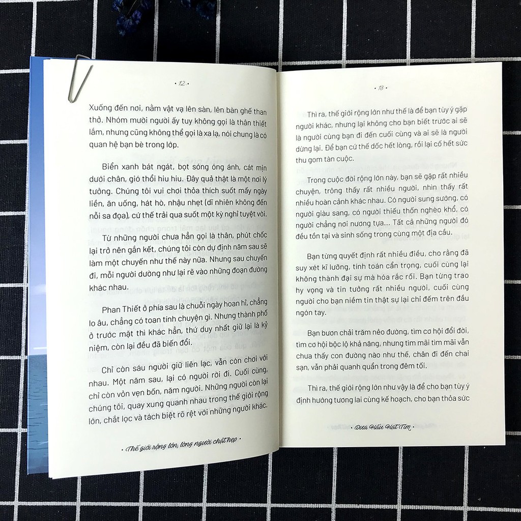 Sách - Thế Giới Rộng Lớn, Lòng Người Chật Hẹp (Kèm Bookmark) [AZVietNam]
