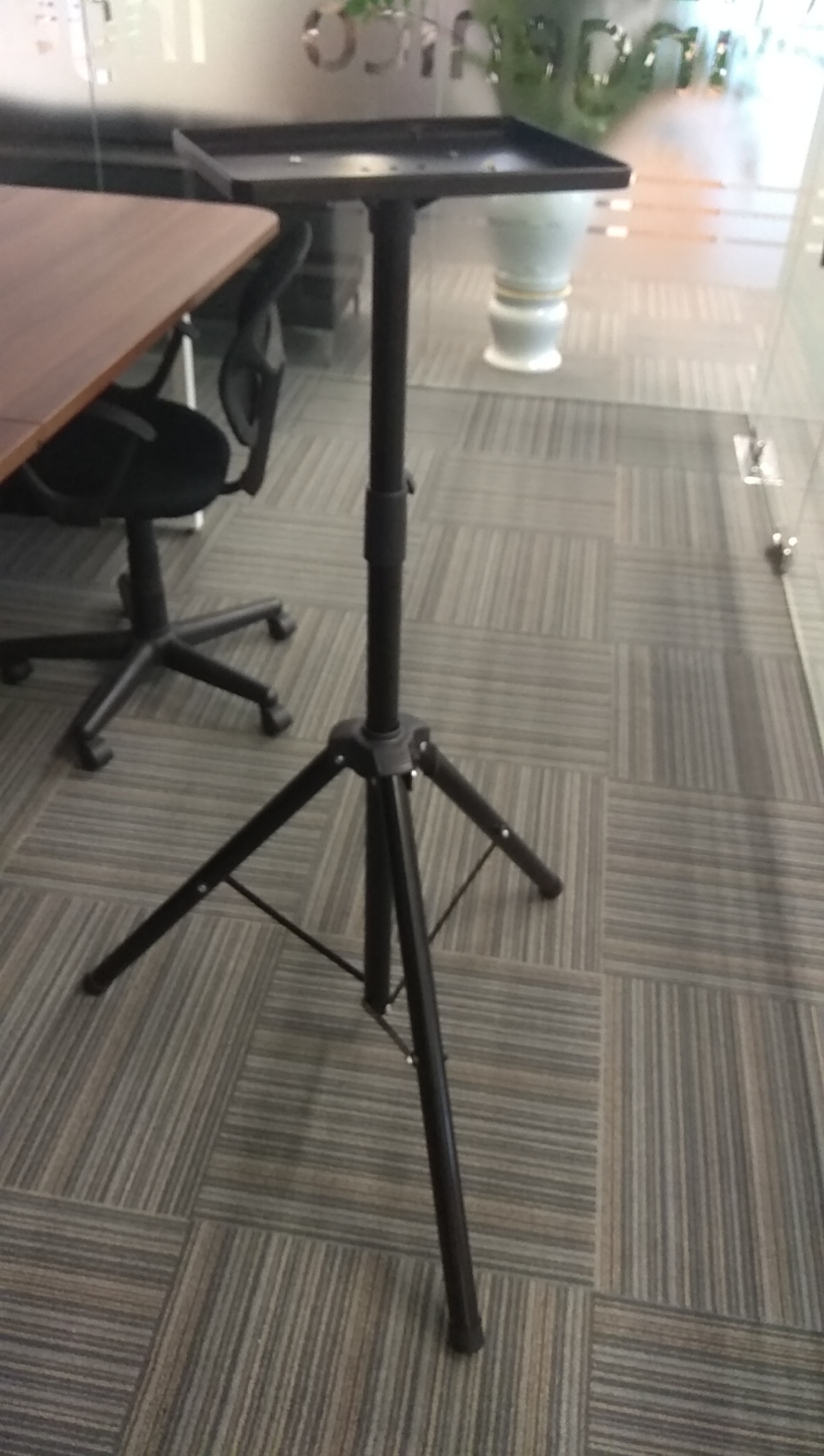 Tripod dành cho máy chiếu