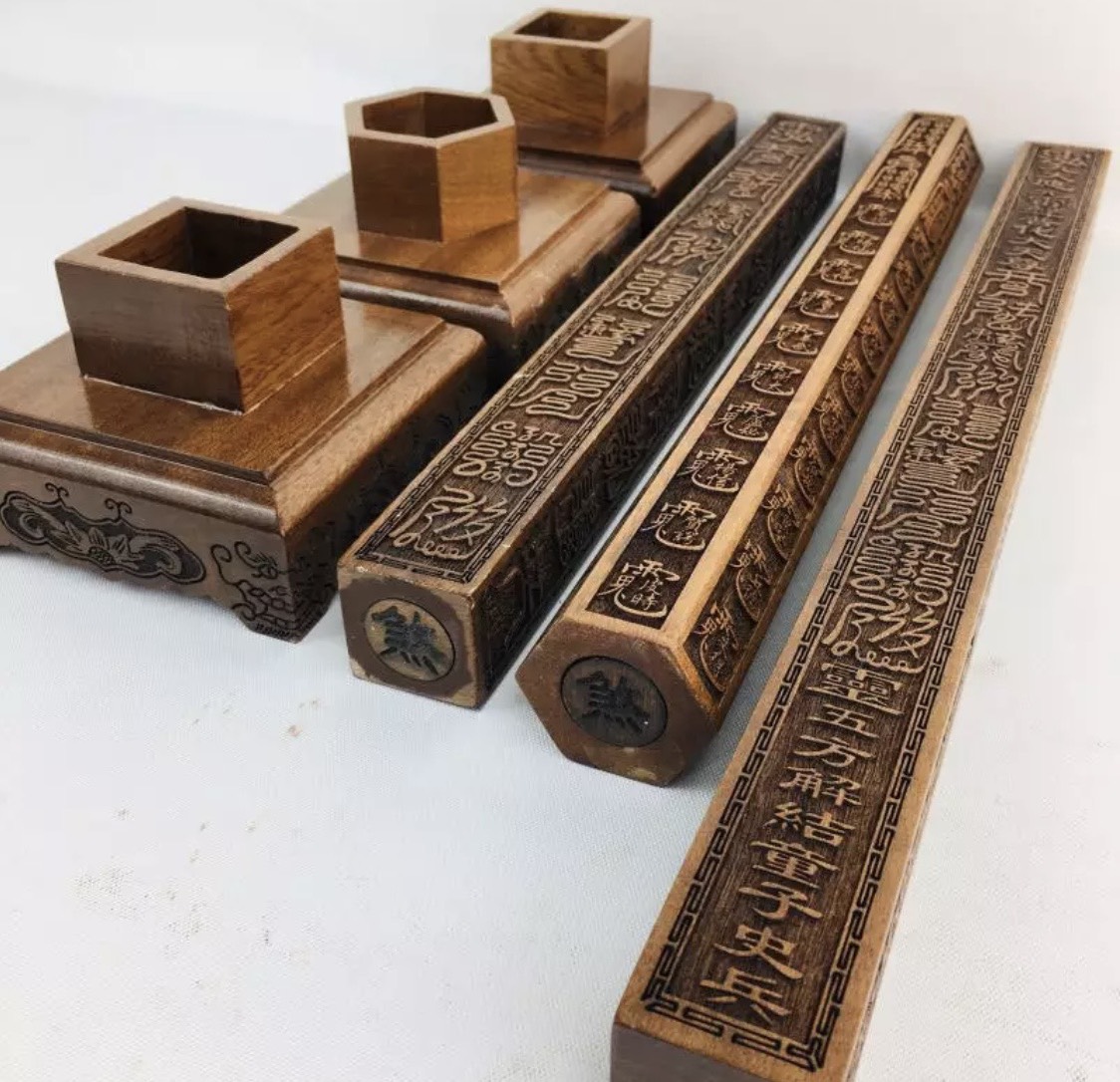 Tam Kiện Thần Xích
