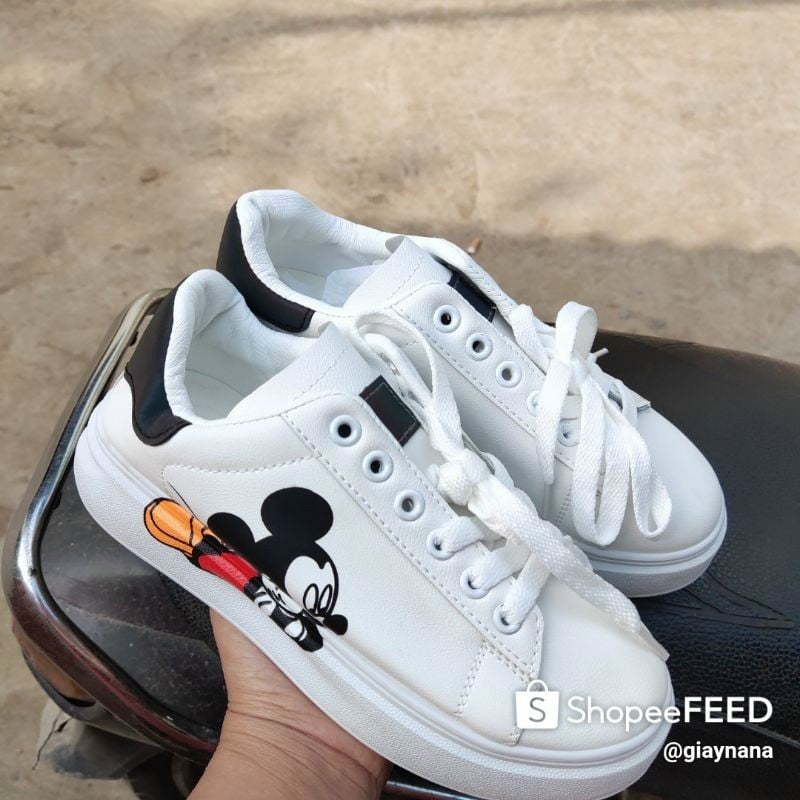 giày thể thao trắng họa tiết mickey