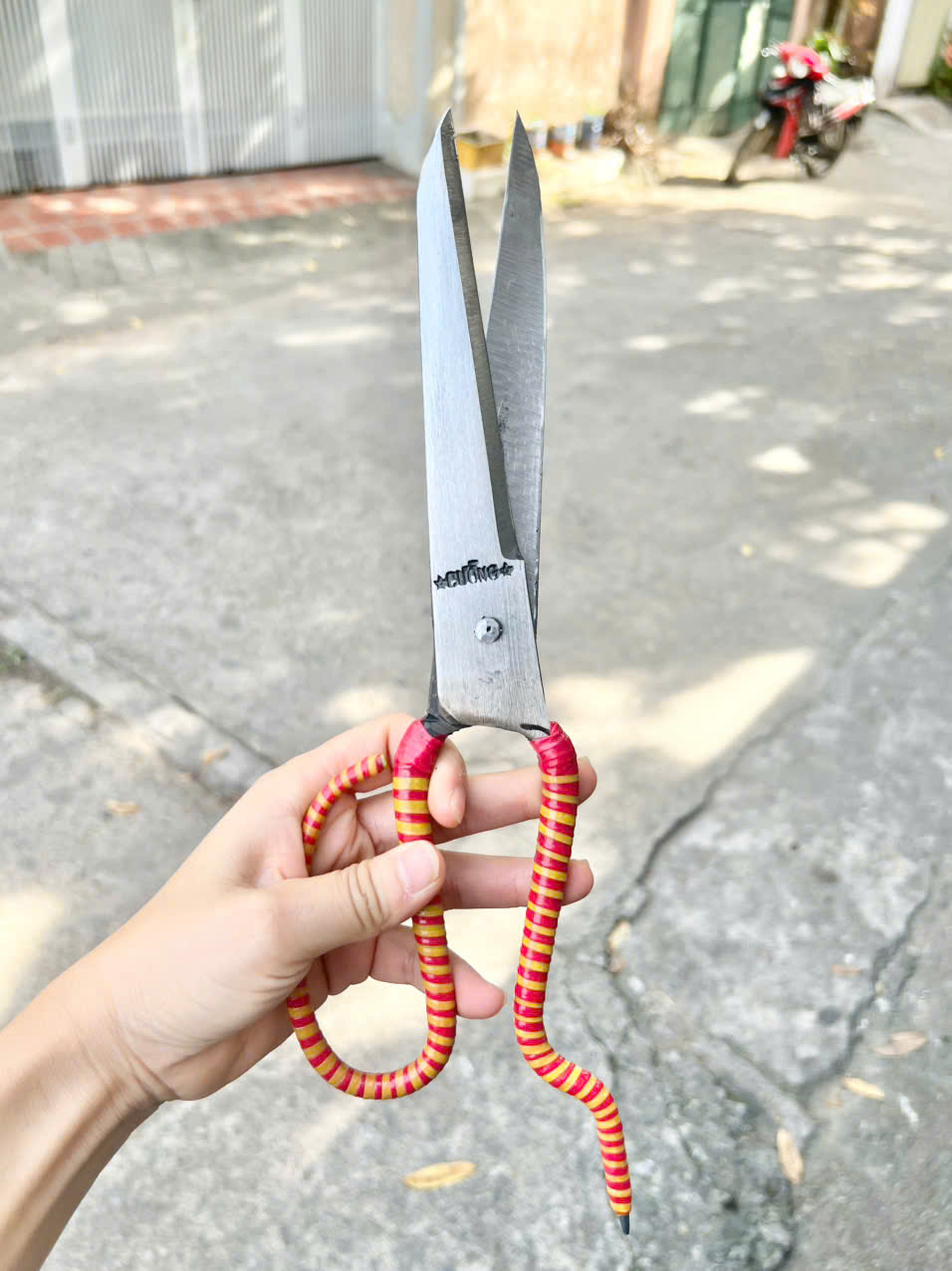 Kéo cắt vải tay duỗi tay quấn đỏ vàng