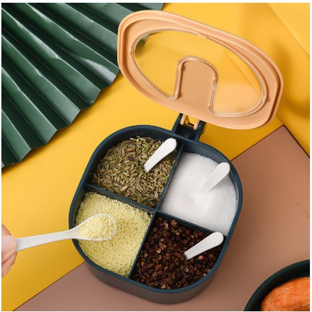 Bộ hộp đựng gia vị 4 ngăn riêng biệt bằng nhựa cứng cao cấp chịu lực tốt, có nắp đậy trong suốt quan sát được bên trong