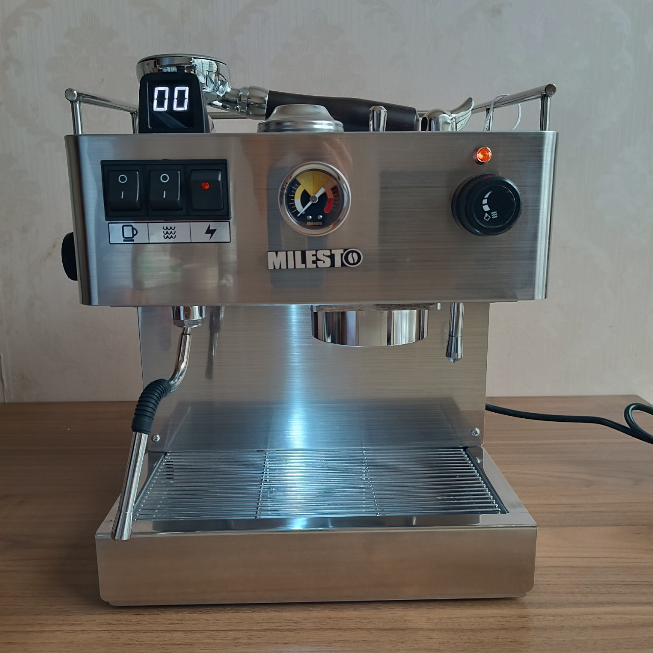 Máy pha cà phê Espresso MILESTO EM19
