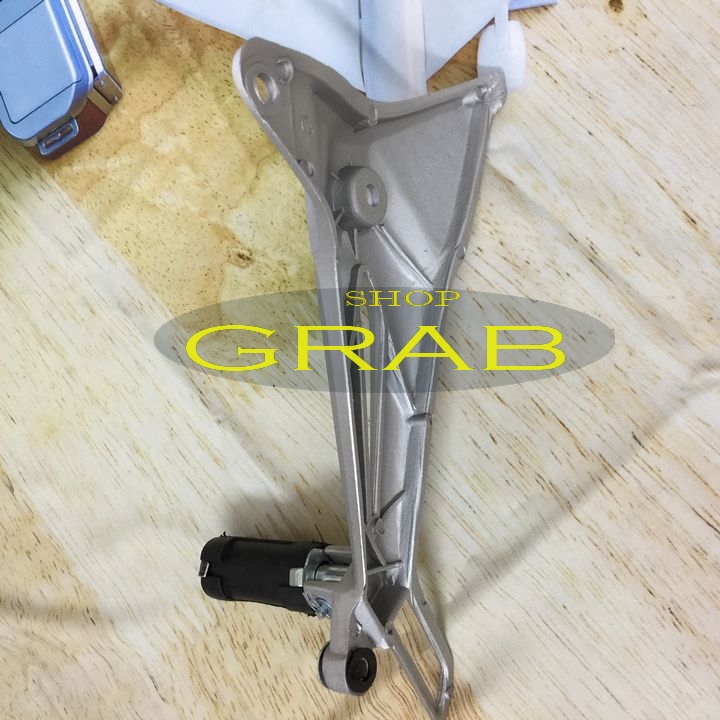 Bát gác chân bên phải xe Wave RS Wave Alpha đời 2006-2016