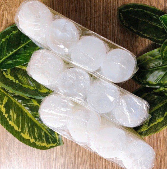 [HCM] 1kg cồn khô loại 1, viên tròn, trong suốt, đóng gói trong bao bì nhựa, đặt trên lá cây xanh, nền gỗ.