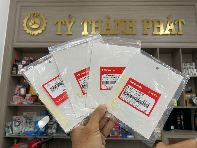 Tem chử Honda 85mm Vision 14 nền trong chử Bạc zin honda