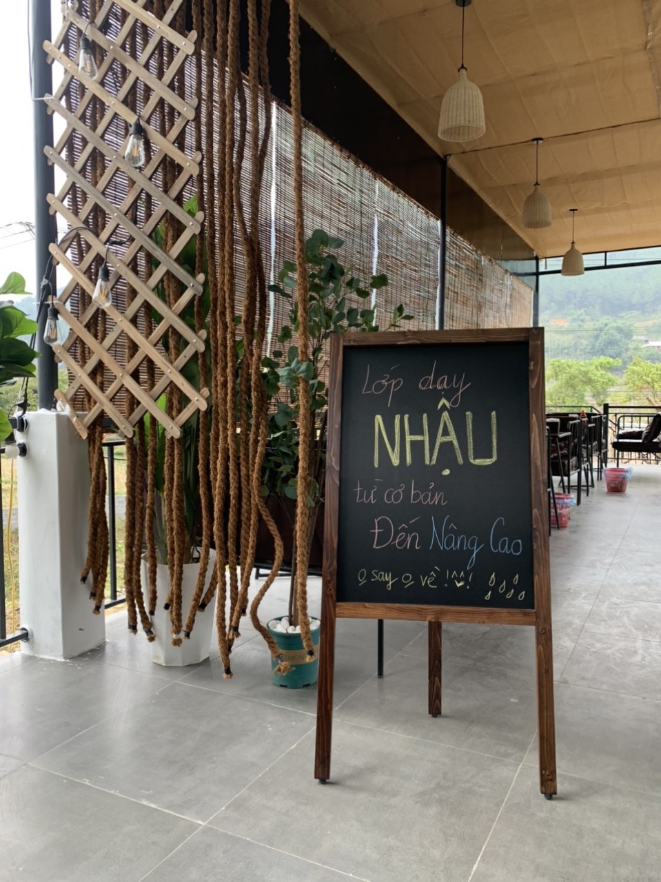 Bảng gỗ viết phấn 1 mặt  3 chân mã 03 LUXI Decor