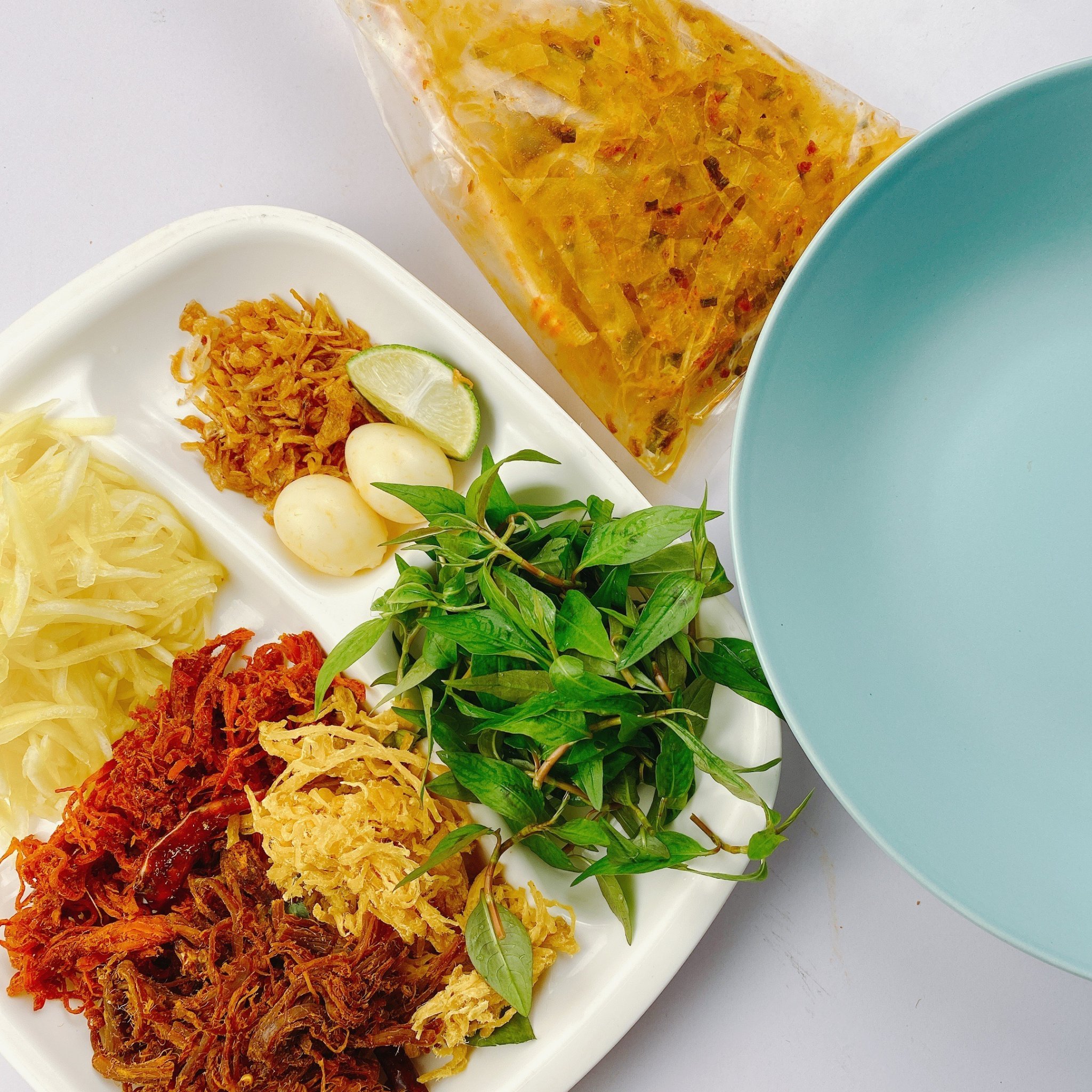 Bánh tráng trộn cắt sợi kèm đũa