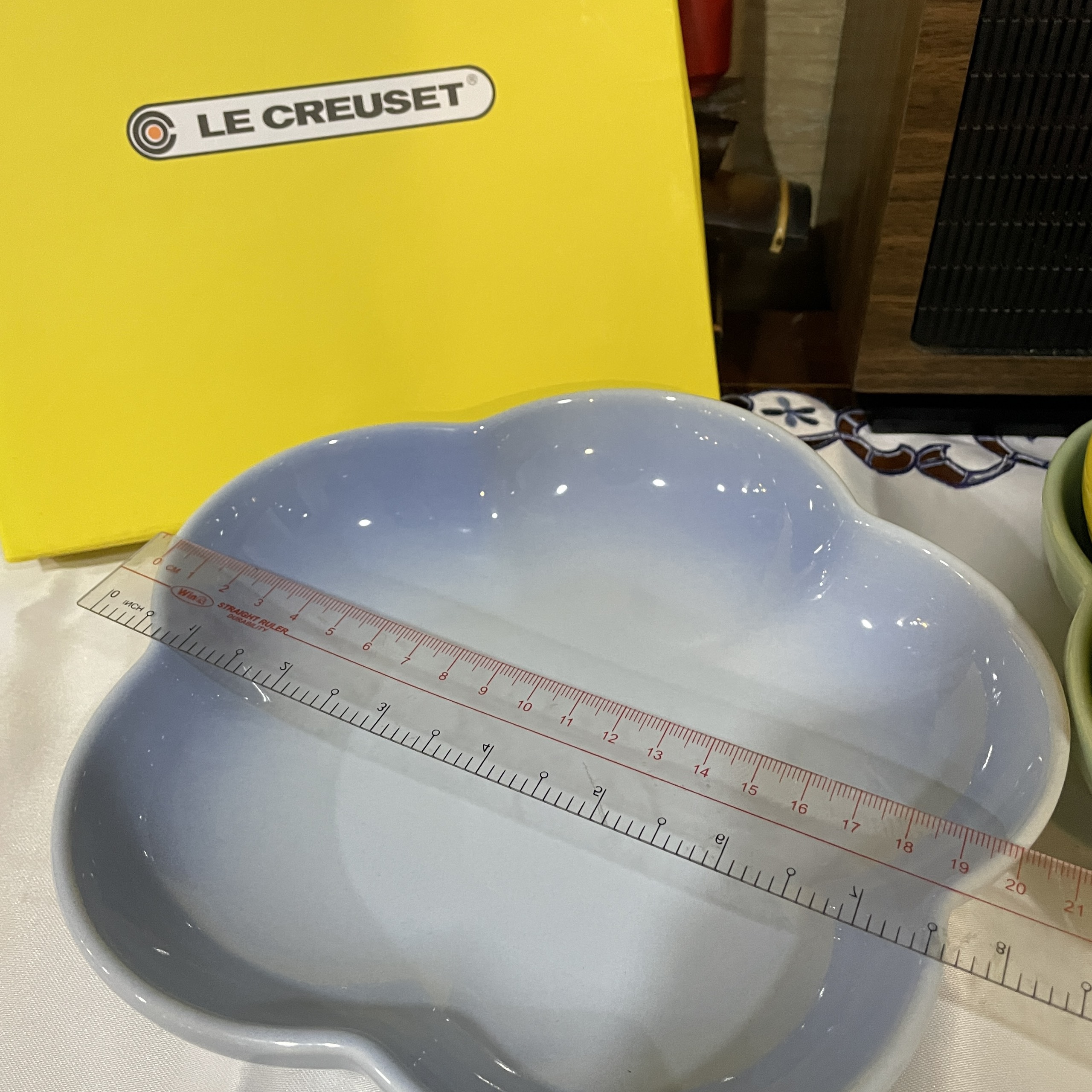 Set 4 cái đĩa Le Creuset ( Màu ngẫu nhiên ) hình dạng hoa 5 cánh 8" - 20cm- Le Creuset Flower Plate Dish 8" Bright Rainbow 4 Color