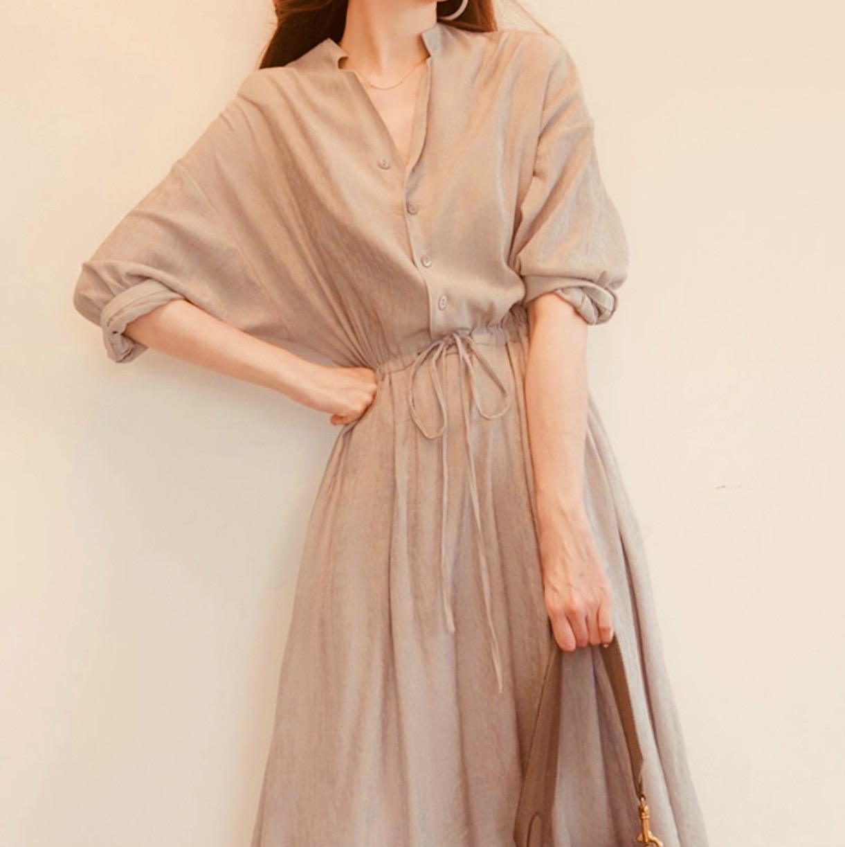 Đầm kem cổ trụ rút eo