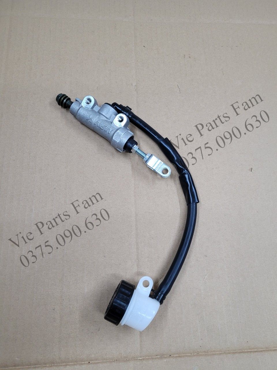 Ben đạp phanh/ thắng sau Suzuki Axelo