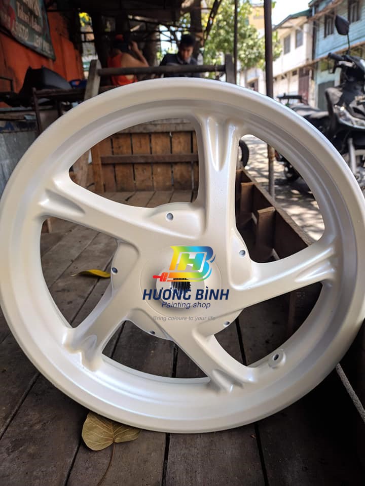 Sơn xịt Samurai màu Trắng Ánh Xanh - H231 (cần sử dụng với nền màu Trắng mới lên được màu chuẩn và đẹp)
