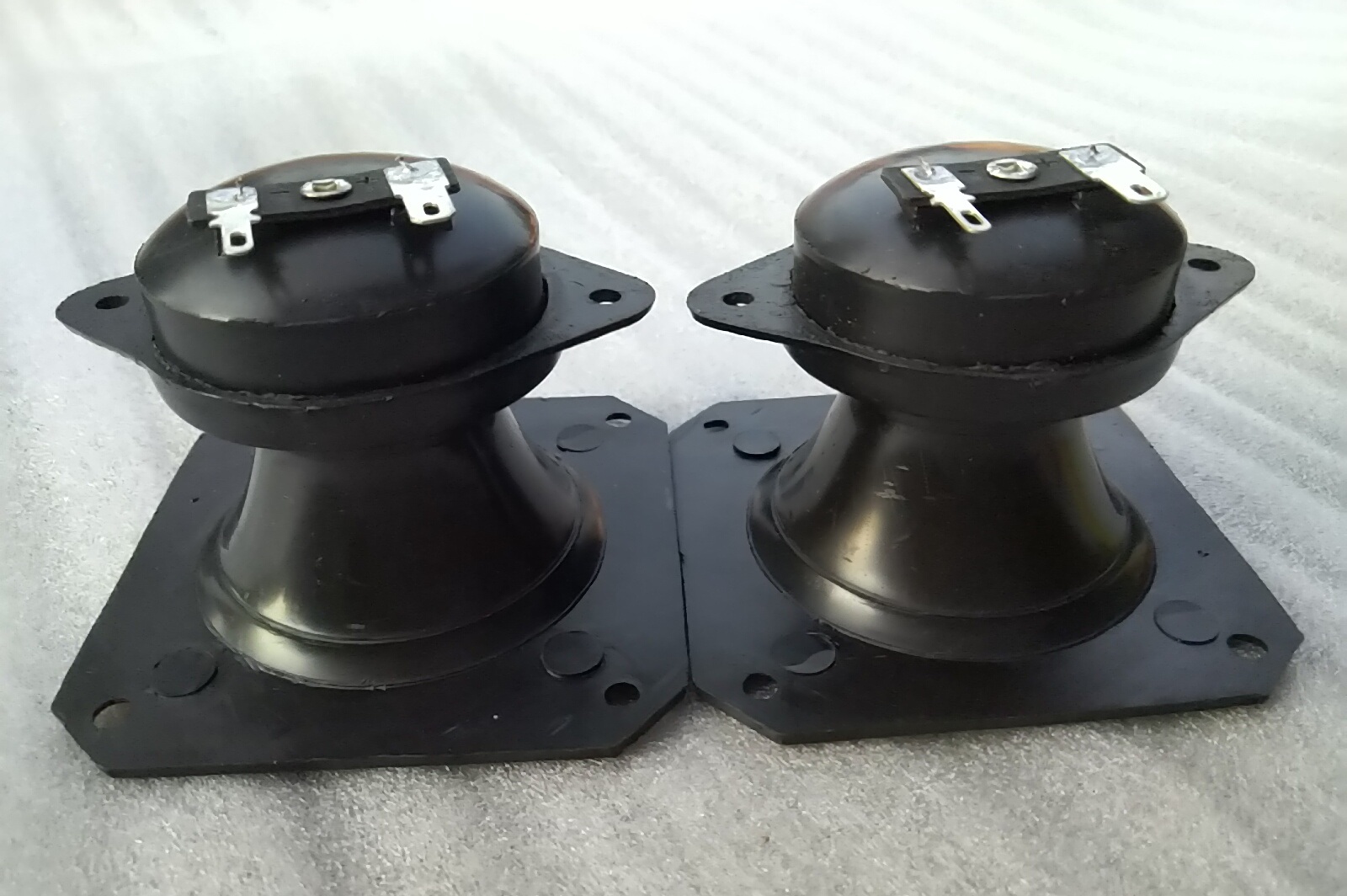 Đôi loa tép thạch anh vuông 8cm âm chất hay - giá 1 đôi
