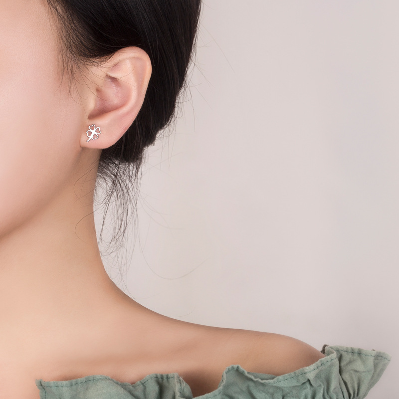 Khuyên Bạc Ý Cỏ 4 Lá May Mắn
