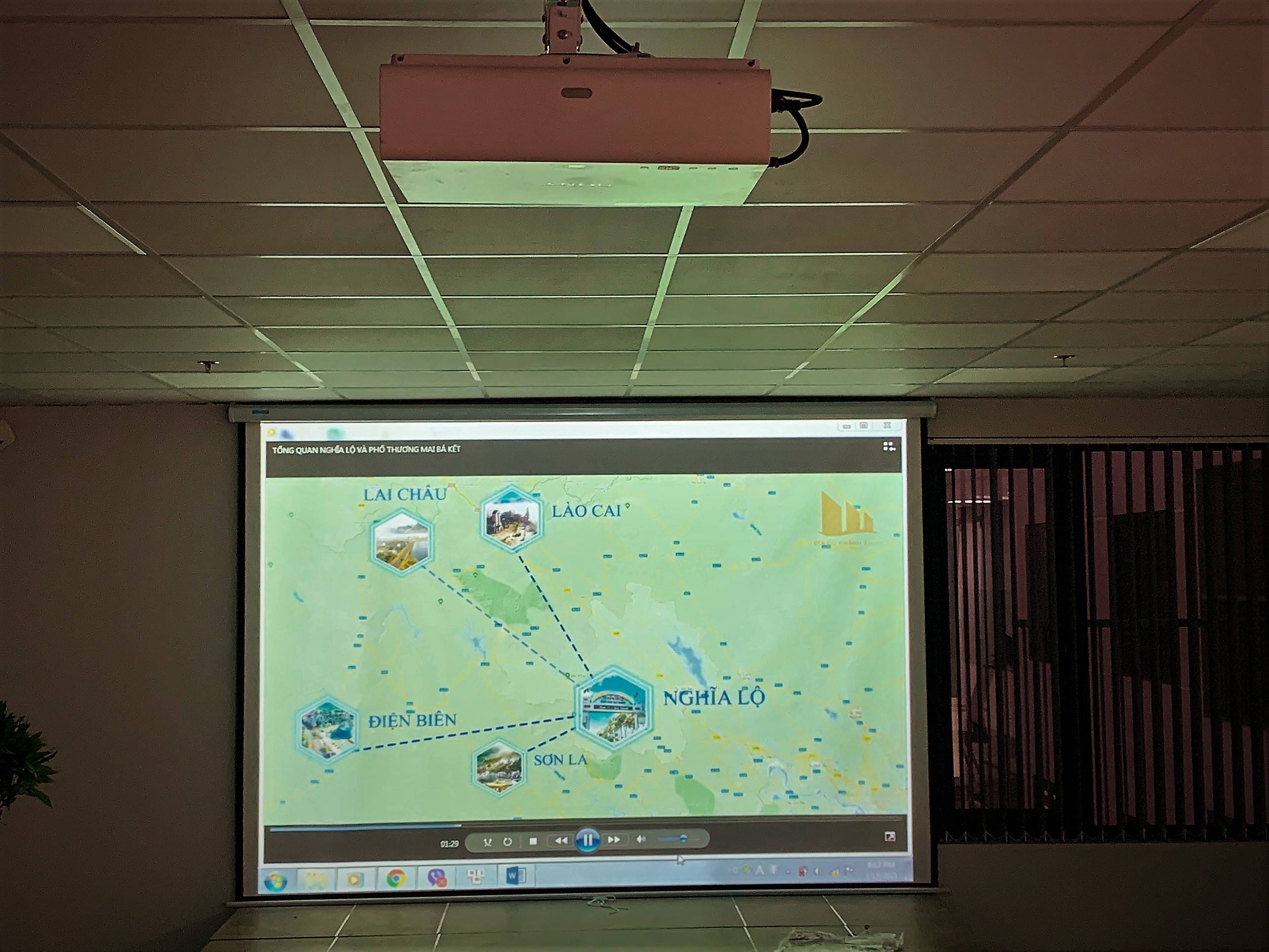 Màn chiếu điện 150 inch