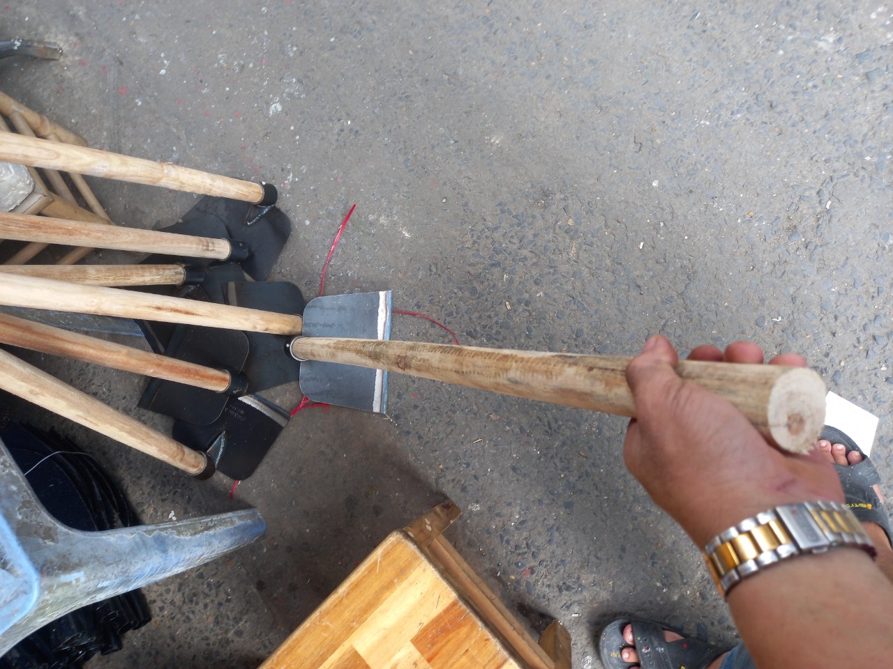 Cuốc làm vườn cán bằng gỗ ,cán dài 1 mét