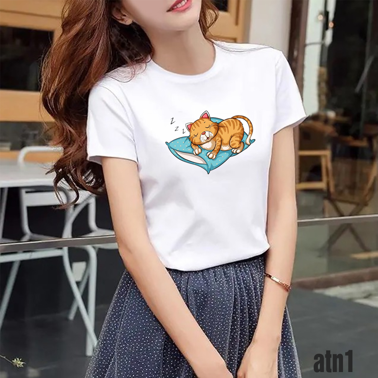 áo thun nữ in hình mèo trên cát