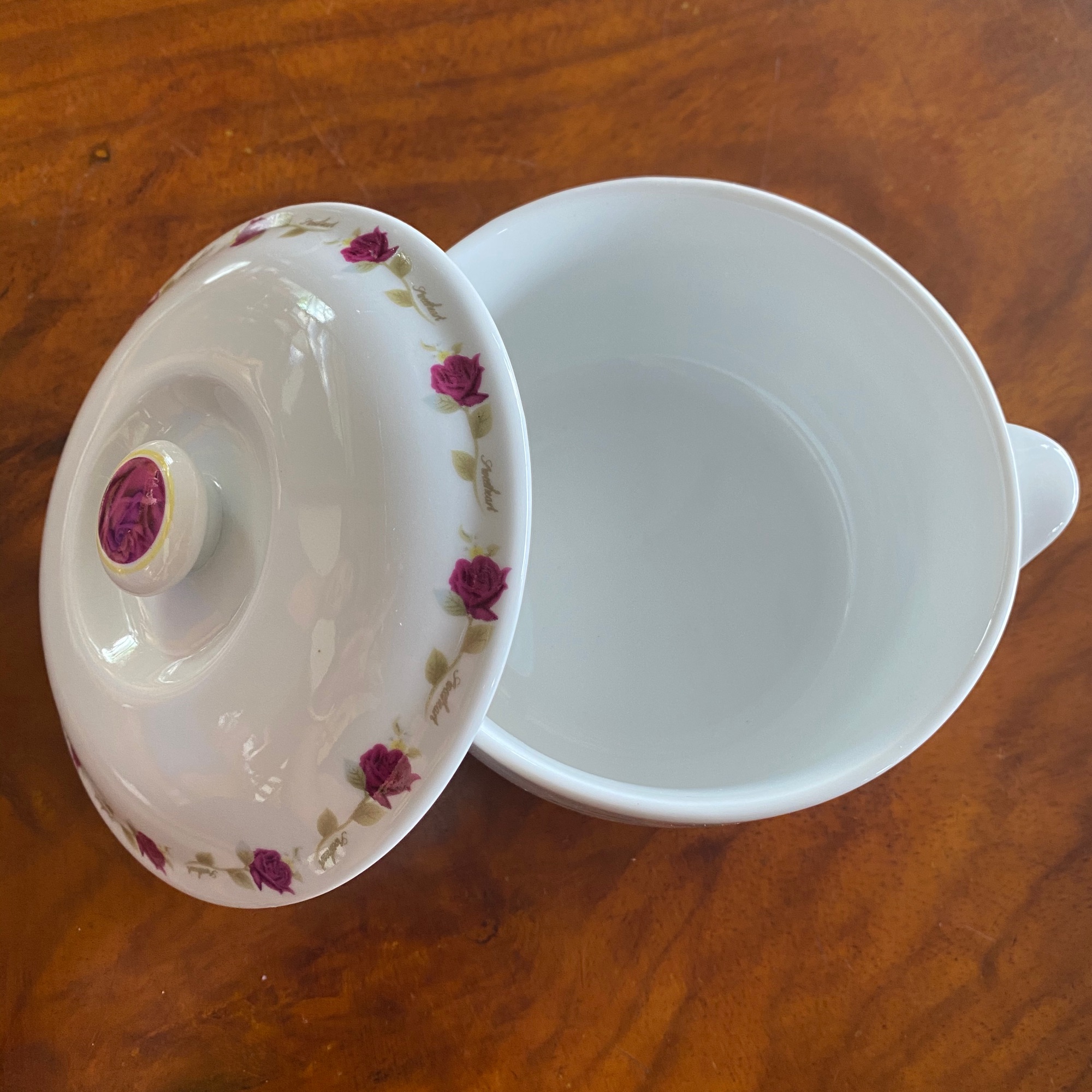 Thố chưng yến có hoạ tiết