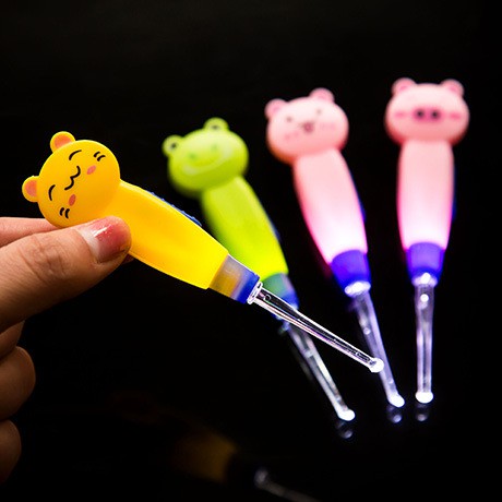 Dụng cụ lấy ráy tai có đèn phát sáng siêu cute