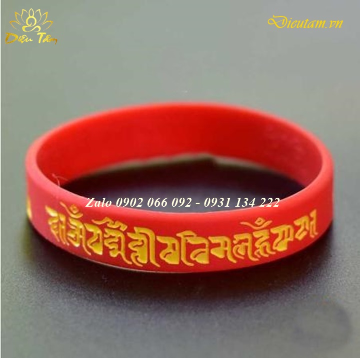 Vòng tay chú silicon mật tông nhiều màu, mặt ngoài chú Giải Thoát qua sự nhìn ngắm, mặt trong chú Giải thoát qua sự xúc chạm.