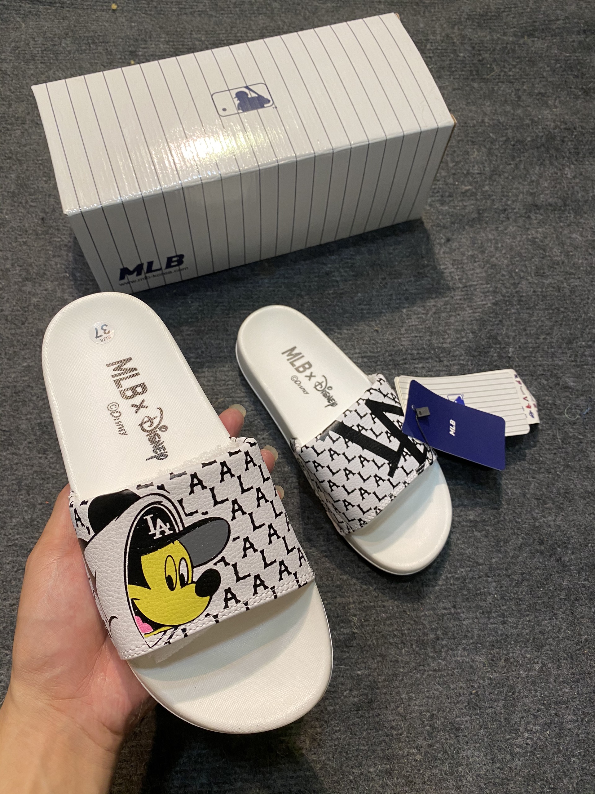 Dép MLB x DISNEY mound Mickey slippers LA Dodgers Beigie 32SHHK01107I   Sneaker Daily