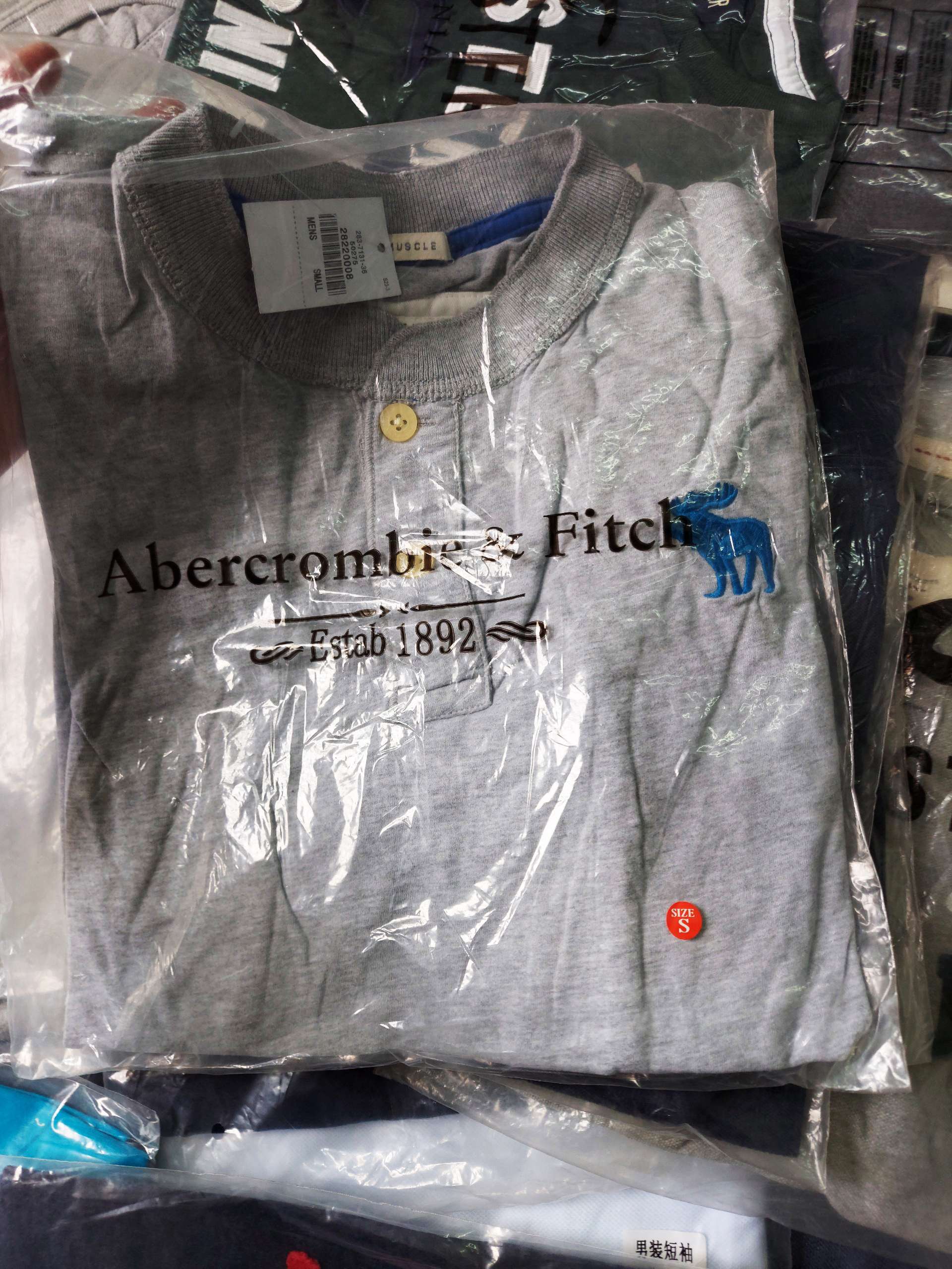 Áo thun Henley Abercrombie Gray Deer