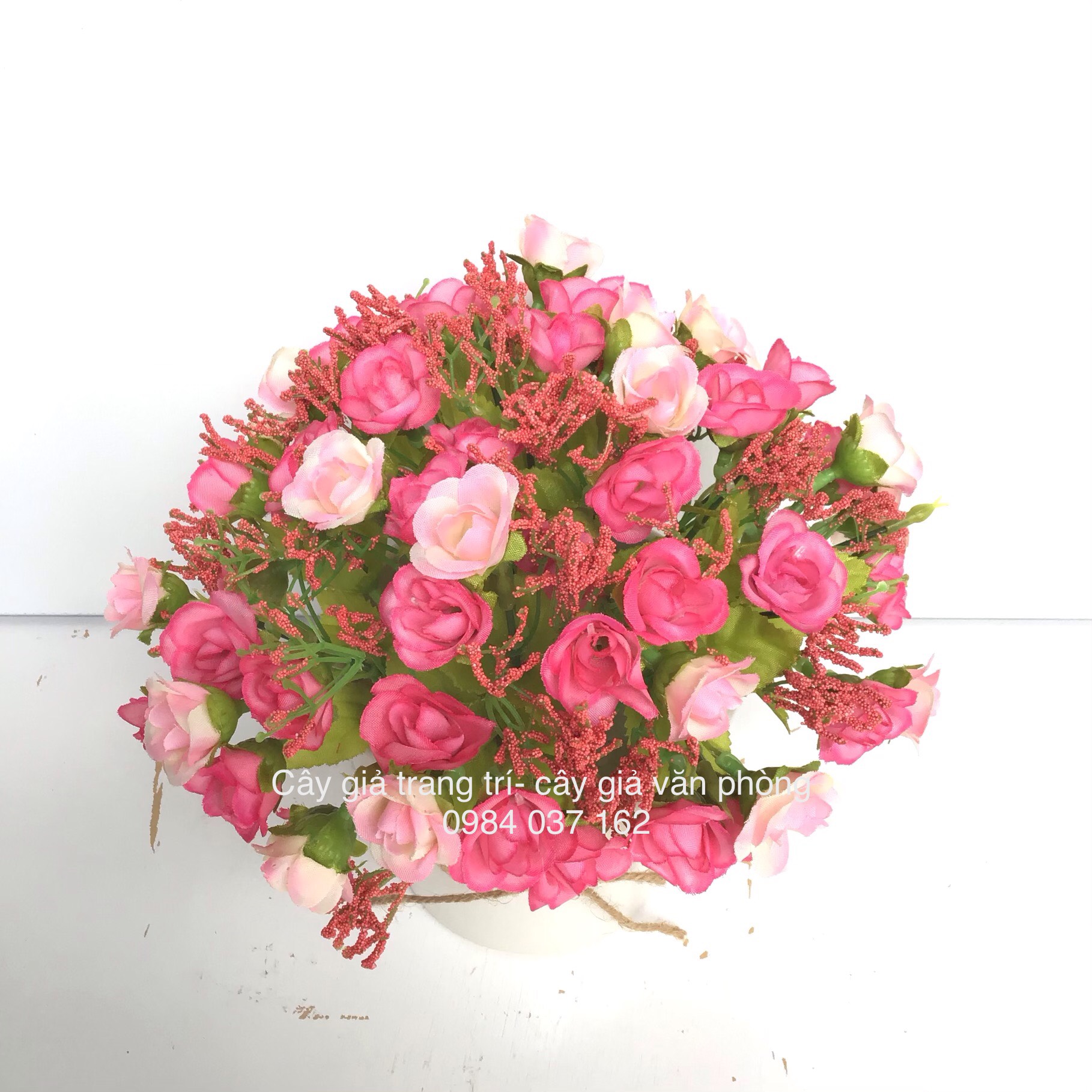 Chậu hoa hồng giả để bàn