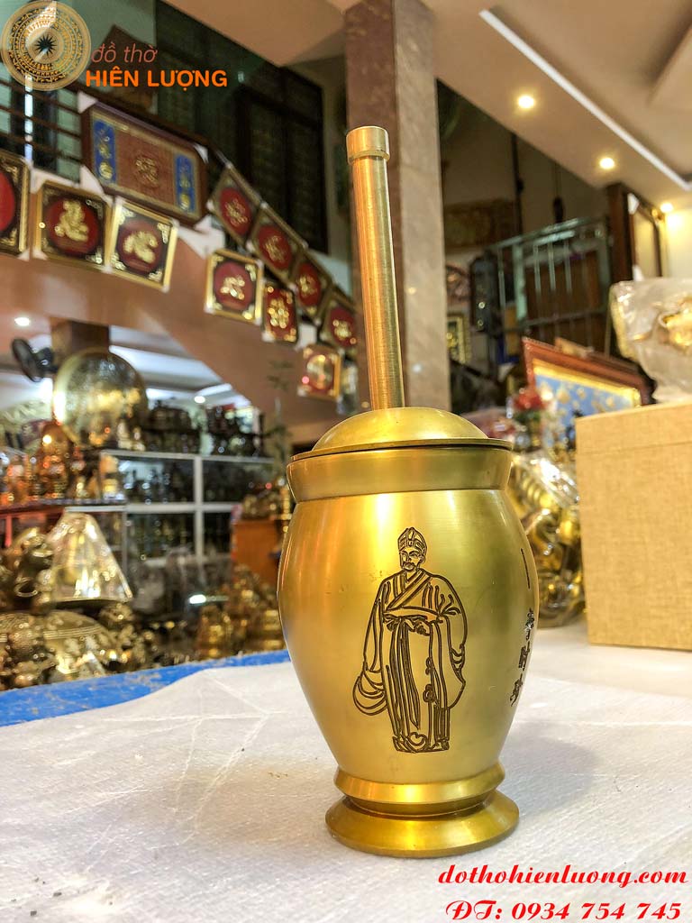 Brass grinder, diameter of mouth: 7.5cm, handle length of 20cm