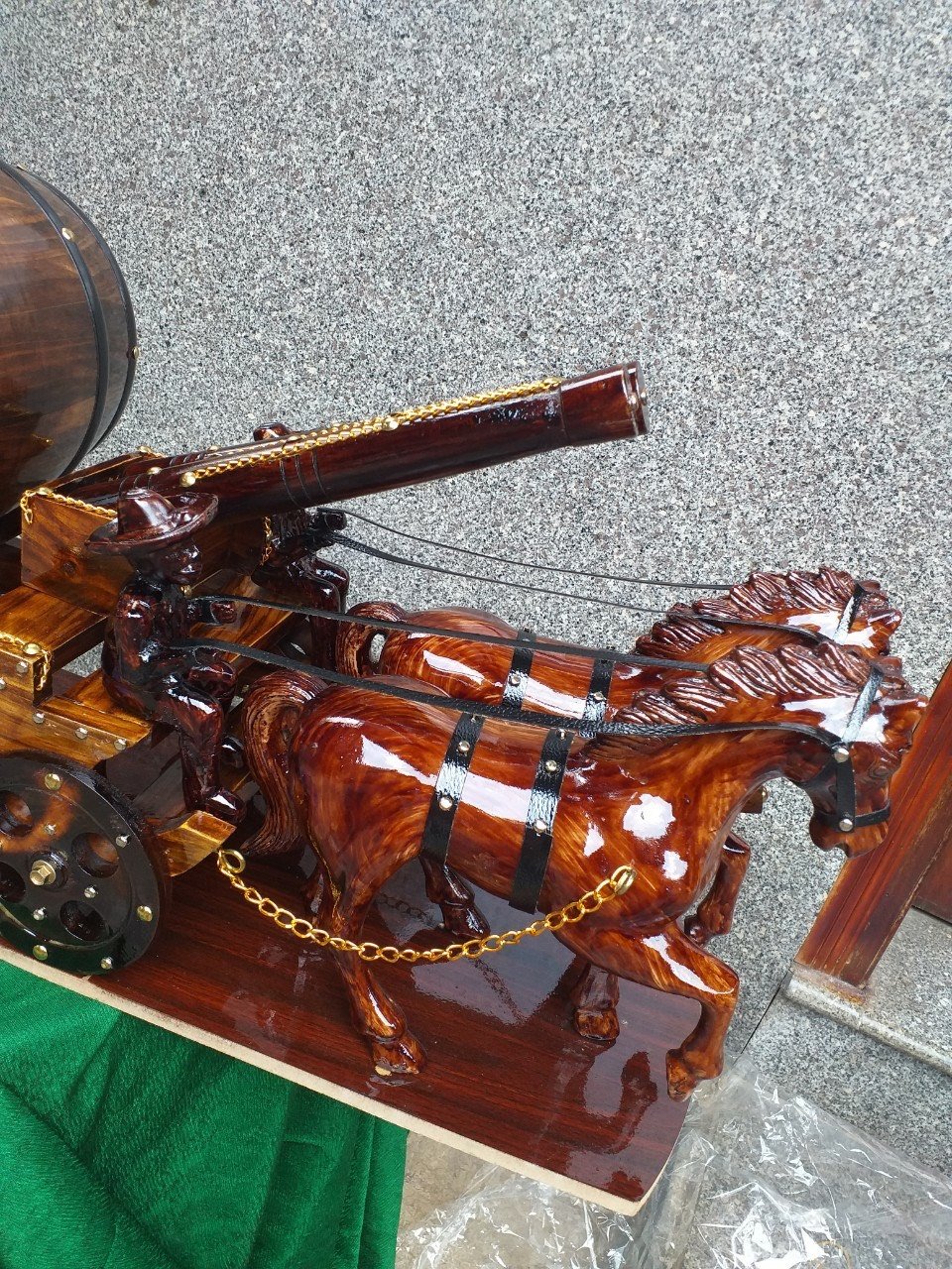 Ngựa ô kéo pháo rượu / Gỗ Gõ Đỏ