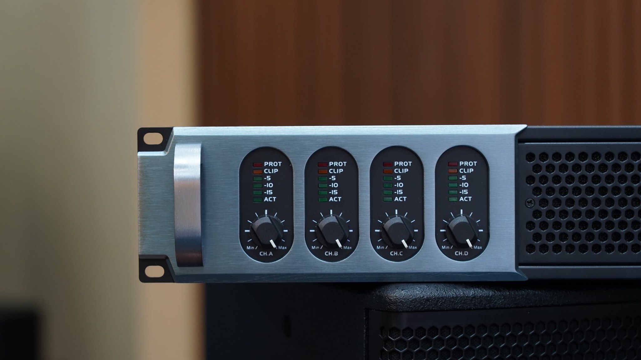 [Trả góp 0%]Cục đẩy công suất 4 kênh DBacoustic TA 406