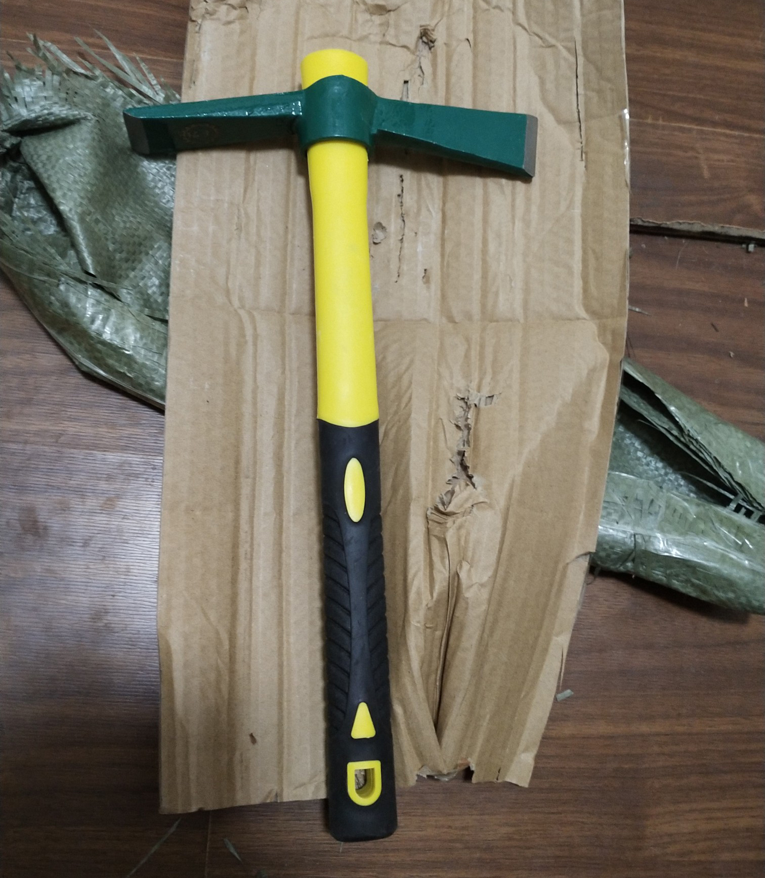 Cuốc chim cán vàng đen chống trượt