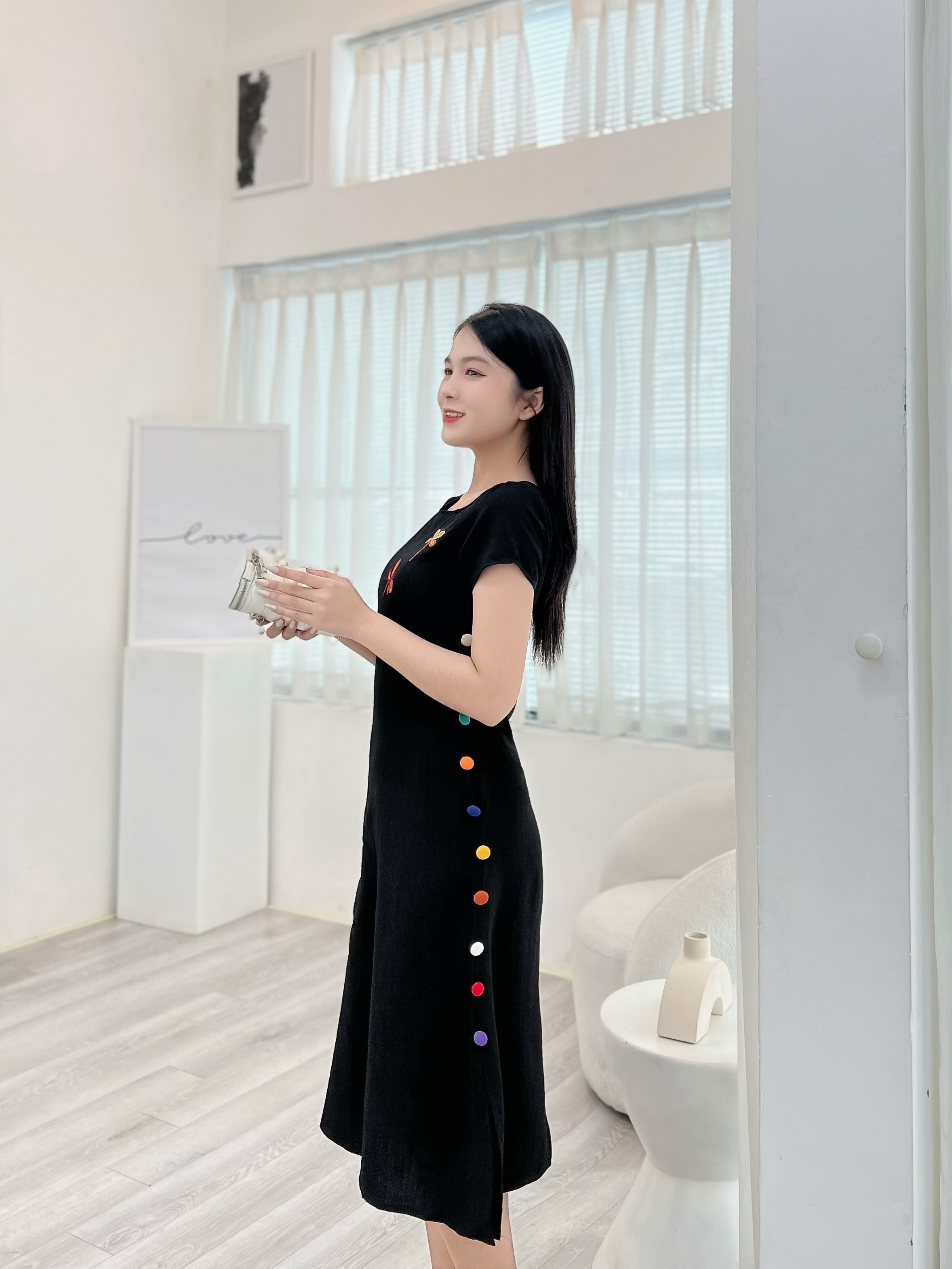 Đầm suông thêu chuồn chuồn phối nút bọc K218