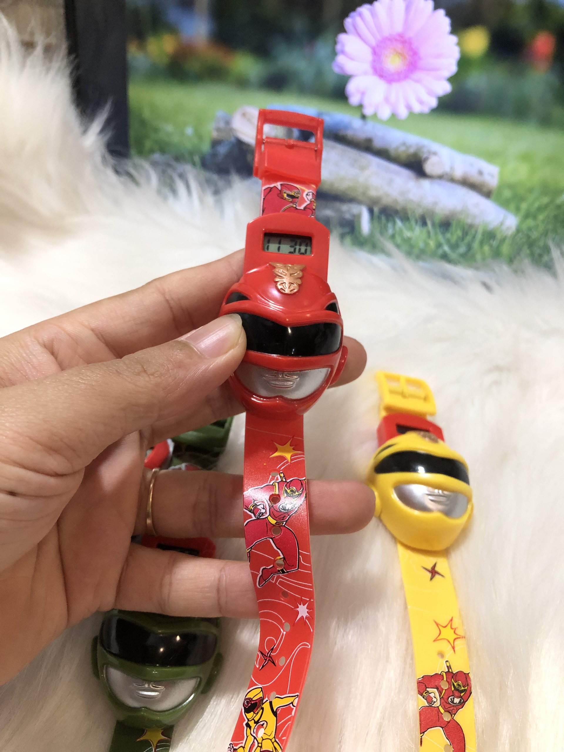 Đồng hồ bấm hình siêu nhân cho bé trai