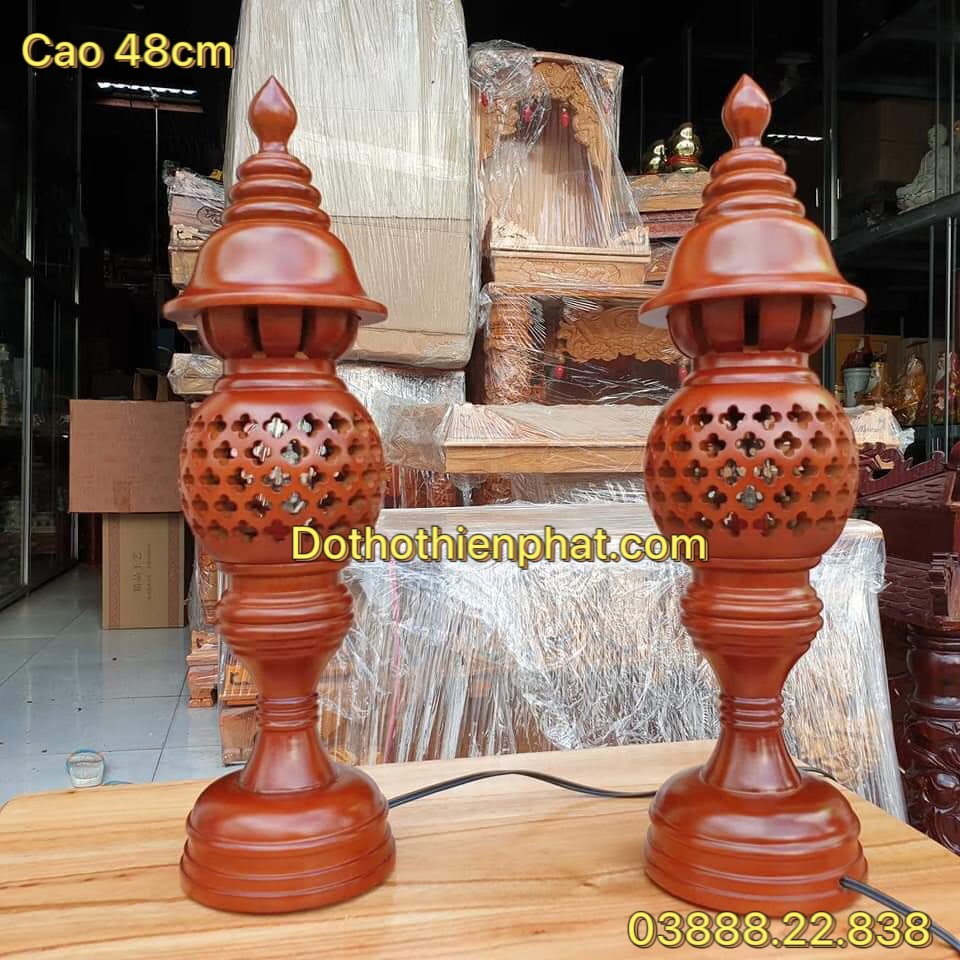 Cặp đèn thờ gỗ xà cừ cao 48 cm loại 1 mẫu mới rất đẹp