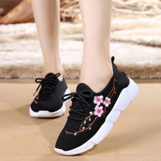 Giày thể thao cột giây thêu hoa