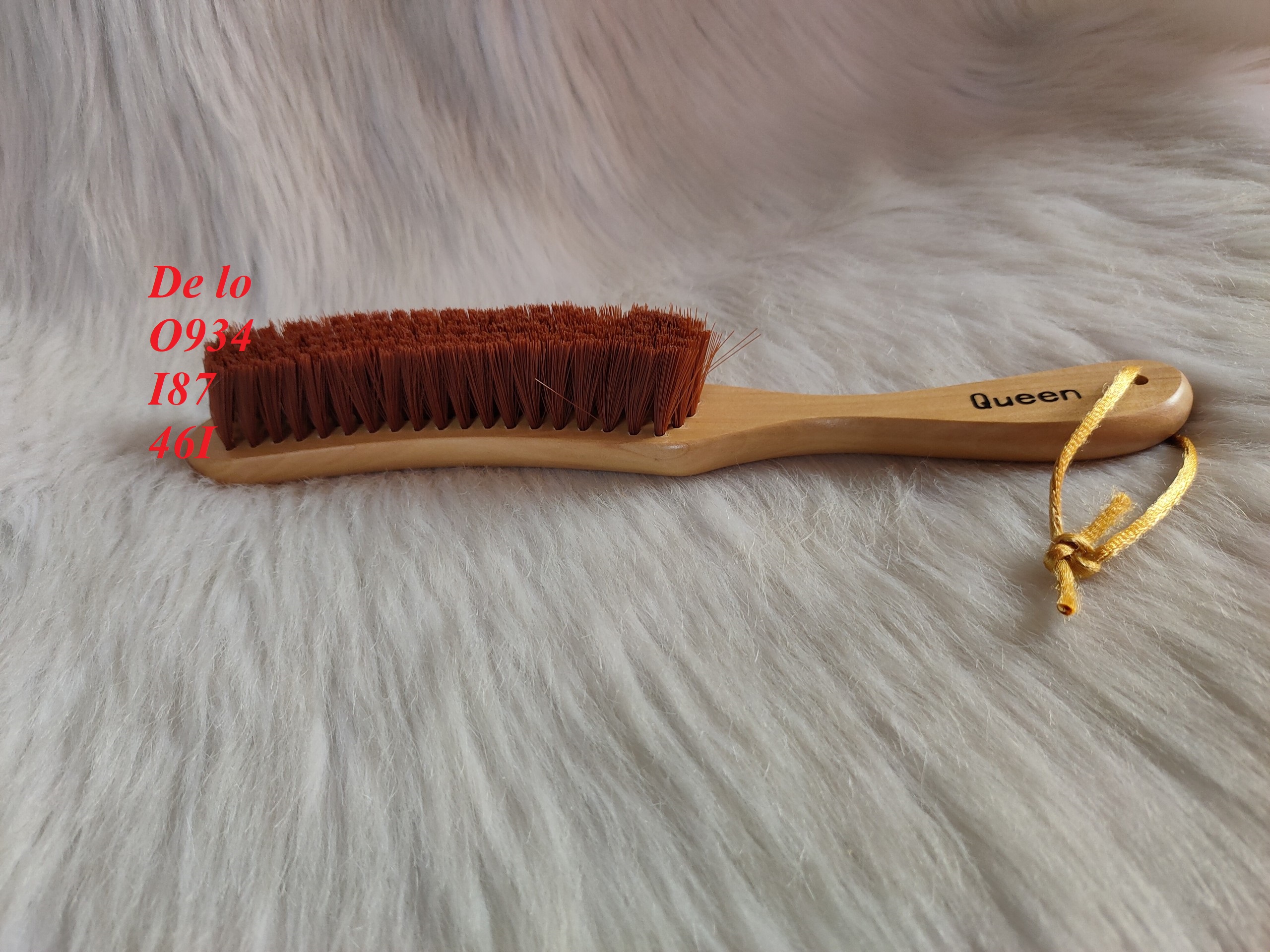 Lược phủi tóc sau khi cắt dáng cong queen
