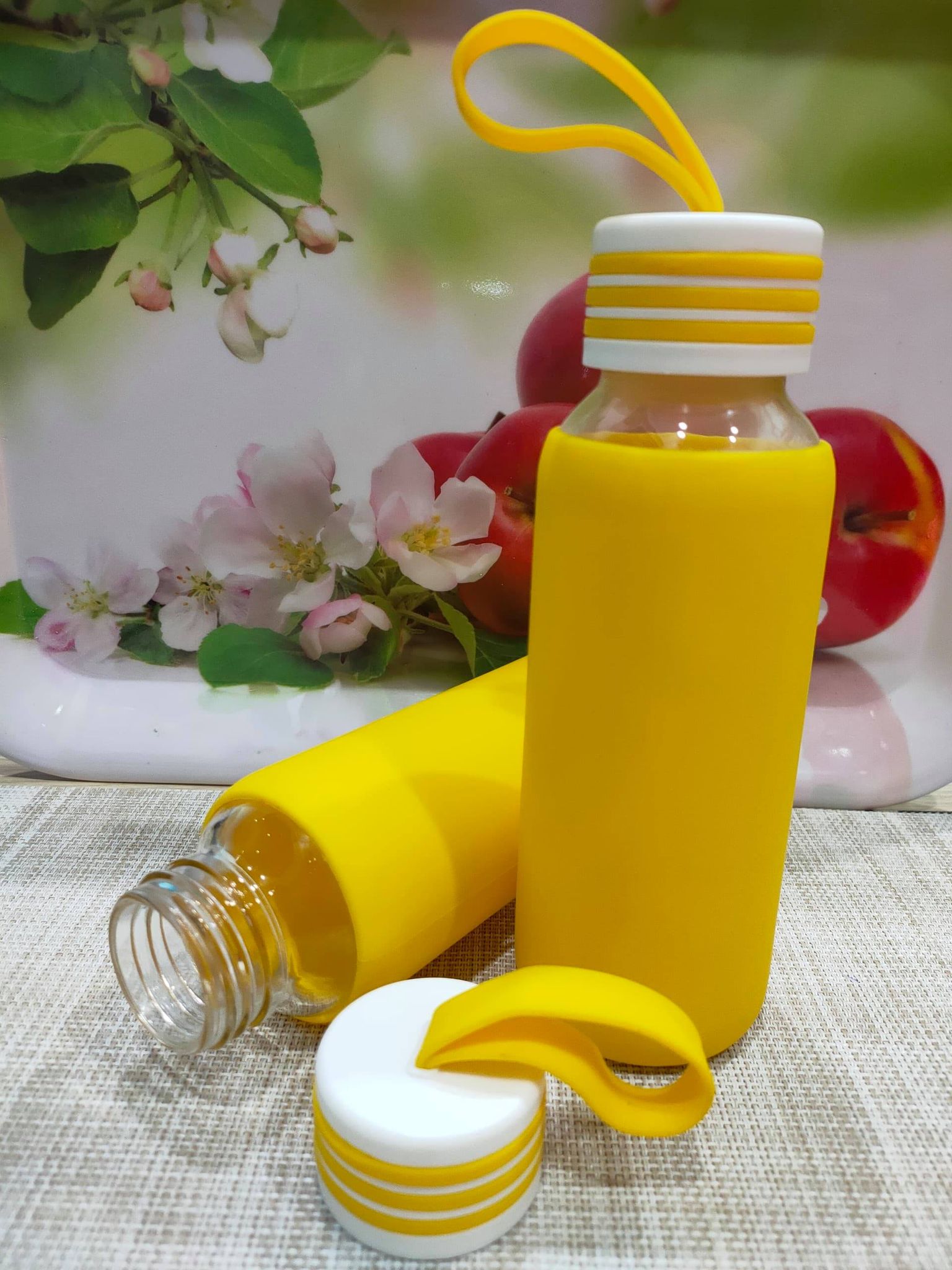 BÌNH NƯỚC THỦY TINH 300ML BỌC SILICON, NẮP CÓ DÂY XÁCH